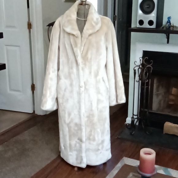 Vintage Jackets & Blazers - Vintage Faux Fur mid length ivory color coat